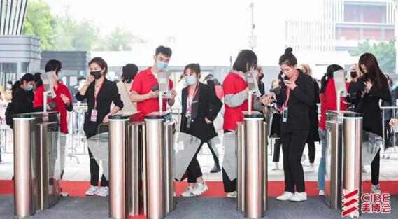 ID700是一款基于安卓系統(tǒng)的功能豐富、擴(kuò)展性強(qiáng)的人證核驗(yàn)神器