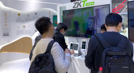 ID860（左）、ID700-C（右）兩款主打明星款人證核驗(yàn)智能終端亮相展區(qū)