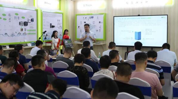 熵基科技相關(guān)負(fù)責(zé)人與到場客戶分享創(chuàng)新成果