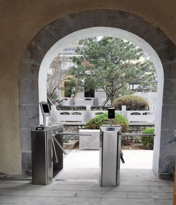 熵基科技提供的智能測(cè)溫通行解決方案