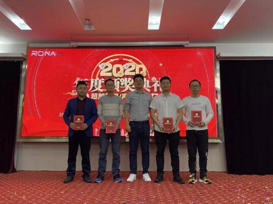 羅拉智能肖總、張總為優(yōu)秀員工頒發(fā)榮譽證書