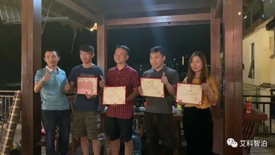 銷售標(biāo)兵獎，由營銷中心高總頒獎