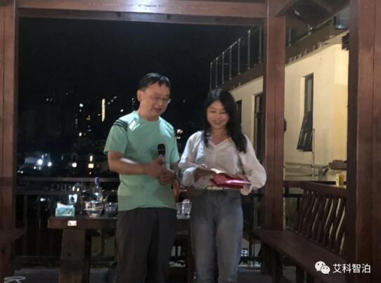 集采中標(biāo)卓越貢獻(xiàn)獎，由董事長潘總頒獎