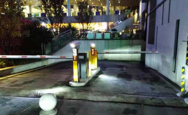重慶盤龍奧園廣場車牌識別系統(tǒng)案例 - 中出網(wǎng)-智能出入口與停車充電門戶