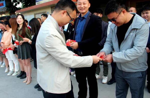 公司董事長楊文泉送上開工大紅包與新年祝福