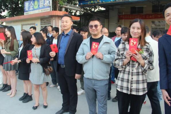 公司董事長楊文泉送上開工大紅包與新年祝福