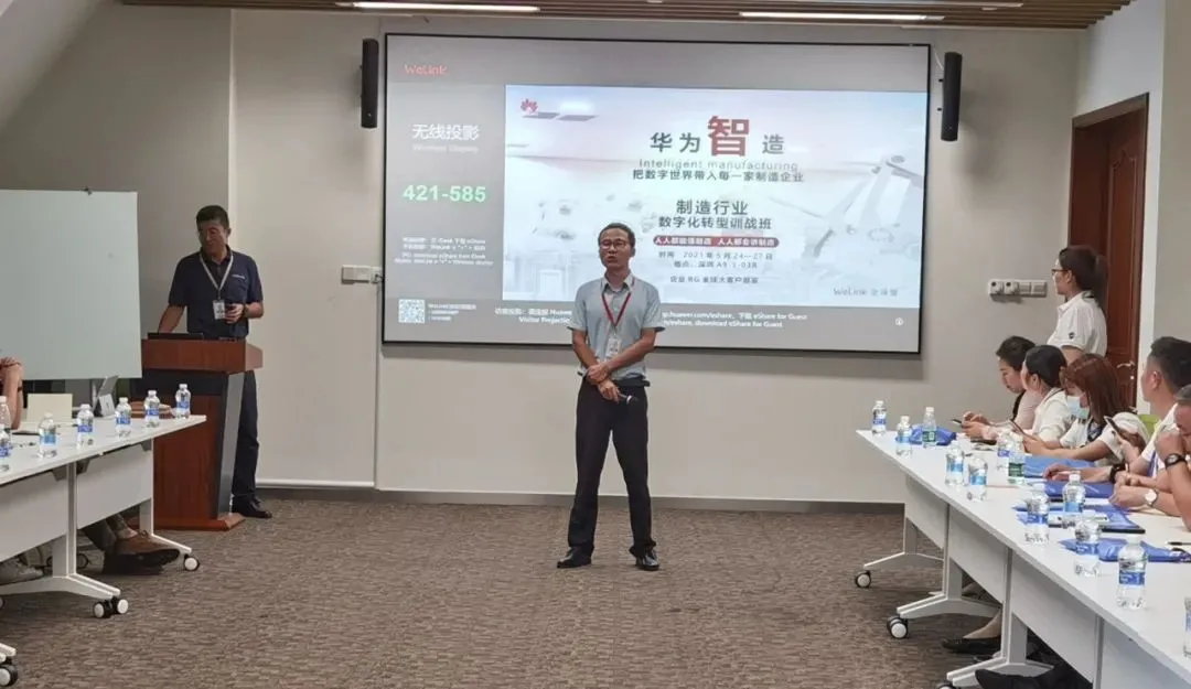 華為工業(yè)互聯(lián)網(wǎng)架構師張雋雋向考察團成員介紹華為的工業(yè)互聯(lián)網(wǎng)解決方案細節(jié)