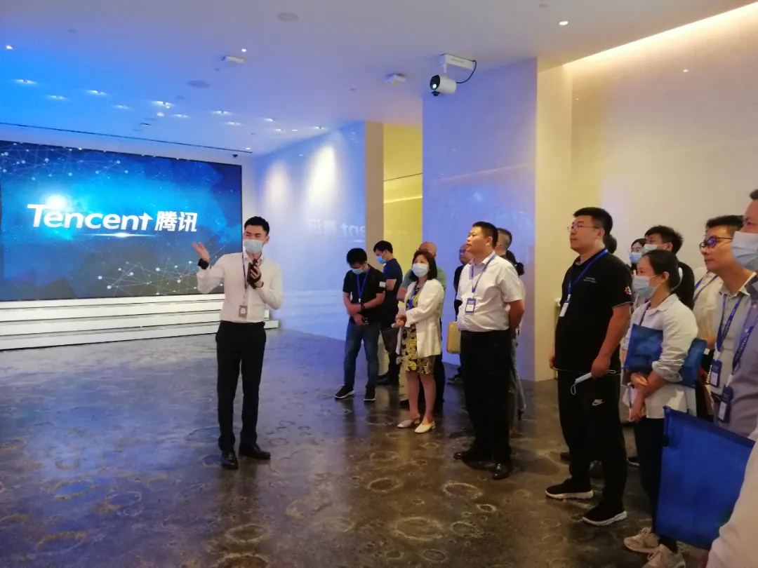 華為工業(yè)互聯(lián)網(wǎng)架構師張雋雋向考察團成員介紹