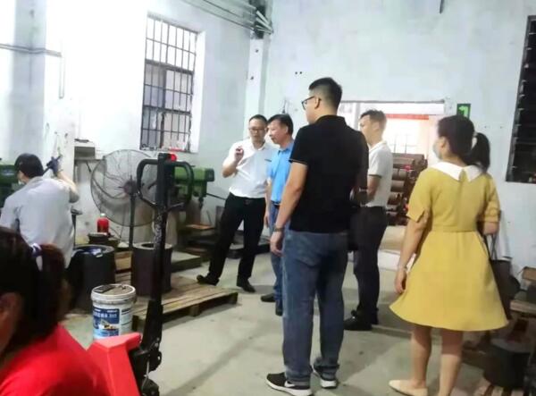 廣東職業(yè)技術學院輕工與材料學院馮書記對公司提出了許多寶貴的建議