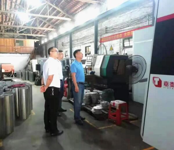 廣東職業(yè)技術學院輕工與材料學院馮書記對公司提出了許多寶貴的建議