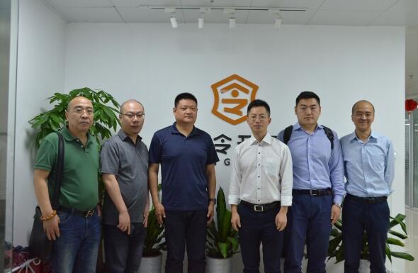 天津港保稅區(qū)考察團(tuán)與呤云科技CEO劉德田合影留念