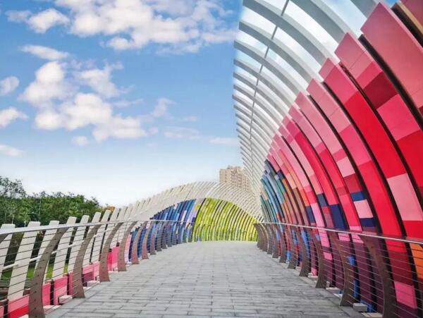 800米長的夢幻多彩旋轉(zhuǎn)彩虹橋