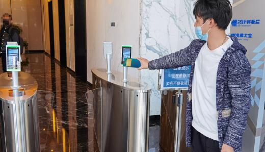 華為手機熄屏狀態(tài)下，一碰大廳門禁，通道閘快速打開