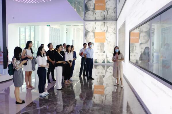 陽光誠信聯(lián)盟代表企業(yè)參觀佳都科技人工智能展廳