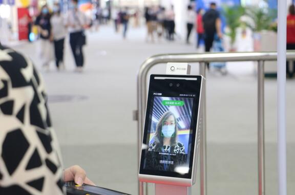 展館入口快速測(cè)溫 科學(xué)防疫高效通行