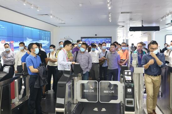 投資者體驗(yàn)指紋、人臉識(shí)別過(guò)閘機(jī)