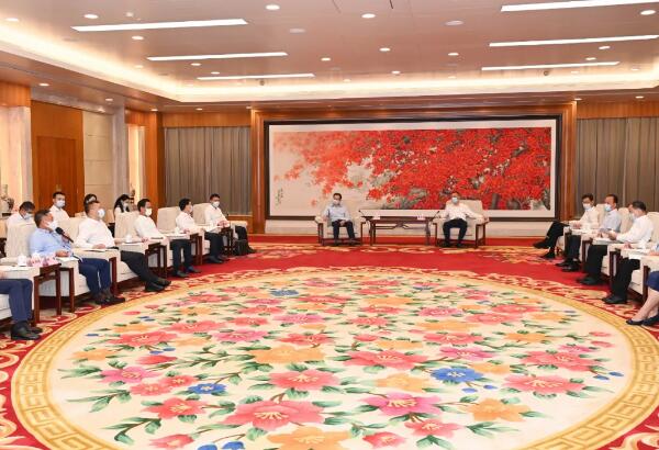 市委書記張碩輔同志會(huì)見參加扶貧濟(jì)困活動(dòng)的愛心企業(yè)代表