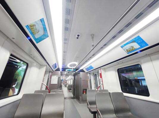 在十八號線的各車站的出入口、站廳、站臺門、車廂內均安裝不同類型的電子信息屏