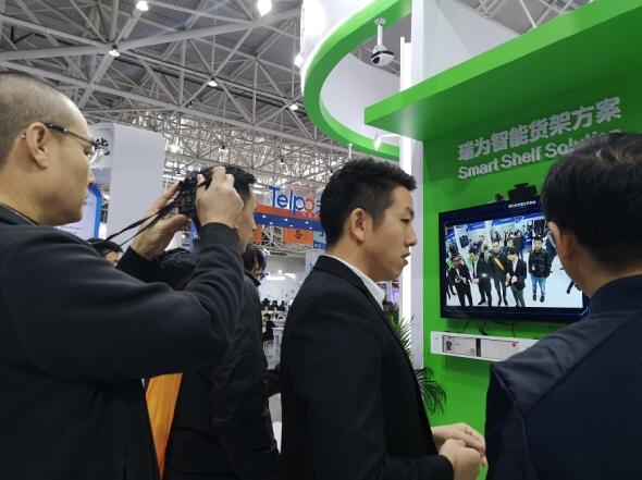 現(xiàn)場前來咨詢方案及體驗產(chǎn)品的人潮不斷