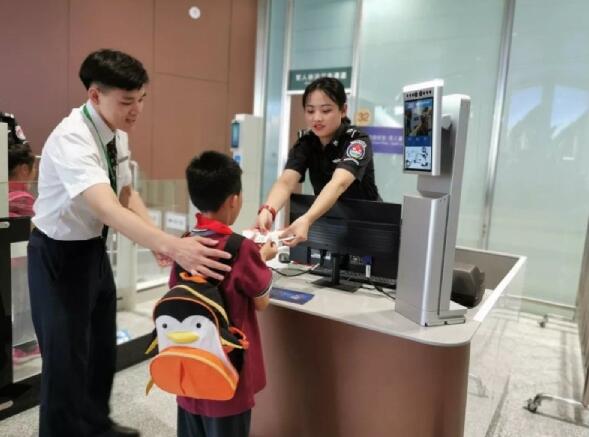 瑞為機場人臉識別一體機