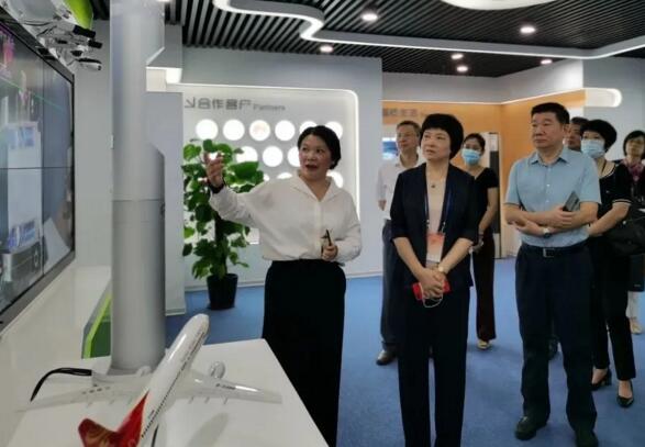 廈門(mén)市人大常委會(huì)副主任陳紫萱一行調(diào)研瑞為，寄語(yǔ)瑞為深耕產(chǎn)業(yè)不放松