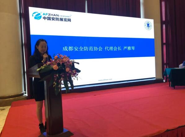 嚴(yán)雅琴會(huì)長(zhǎng)在講話中對(duì)所有來(lái)賓表示熱烈的歡迎與由衷的感謝