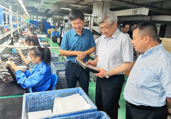 在陳董等公司領(lǐng)導(dǎo)的陪同下，樊主席一行先后參觀了立林生產(chǎn)車(chē)間、實(shí)驗(yàn)室和企業(yè)產(chǎn)品展廳
