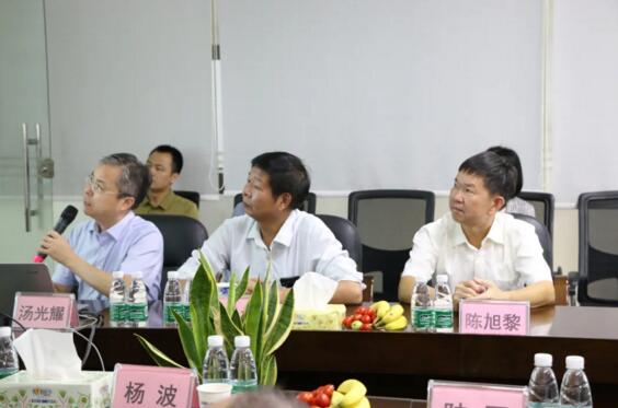 湯總首先向來(lái)訪領(lǐng)導(dǎo)介紹了立林的發(fā)展歷程、集團(tuán)概況和產(chǎn)品生態(tài)鏈全景