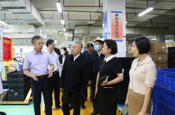 在陳董、湯總等公司領(lǐng)導(dǎo)的陪同下，趙常委一行先后參觀了立林生產(chǎn)車(chē)間和實(shí)驗(yàn)室