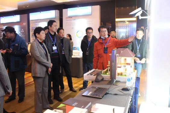 安防協(xié)會(huì)理事長王慧莉、省廳領(lǐng)導(dǎo)、專家一同蒞臨立林展臺(tái)參觀并指導(dǎo)