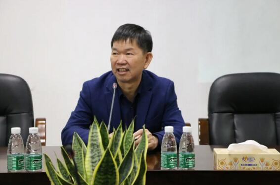 在陳董、鐘總等公司領(lǐng)導(dǎo)的陪同下，張區(qū)長一行先后參觀了立林生產(chǎn)車間和實驗室