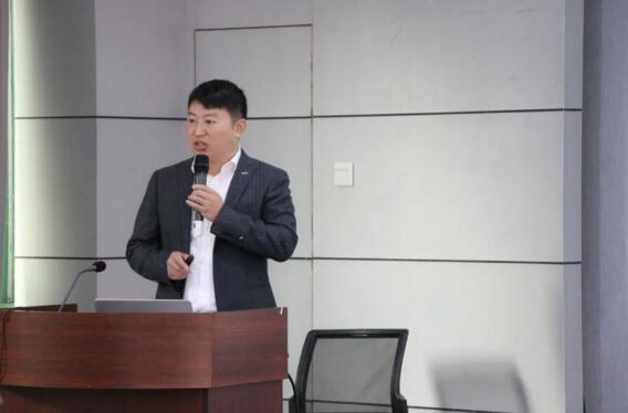 零售渠道總監(jiān)趙峰宣講了《零售渠道運(yùn)營中心2021年運(yùn)營規(guī)劃暨商務(wù)政策》