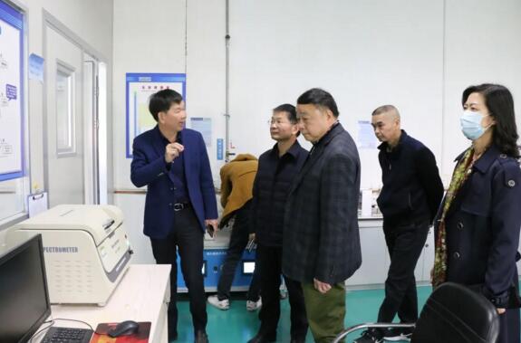 在陳董、鐘總等公司領導的陪同下，陳主任一行先后參觀了立林生產(chǎn)車間和實驗室