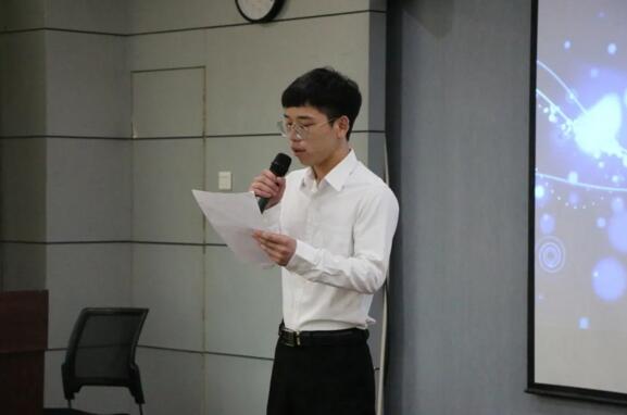 獲獎學員代表管晨冰上臺發(fā)言