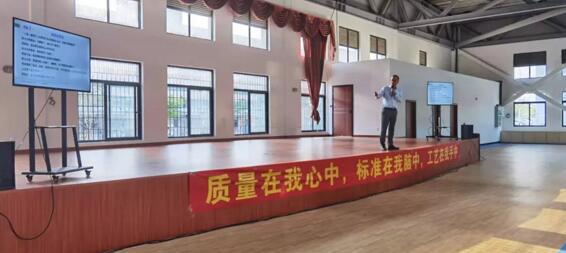 質(zhì)管中心總監(jiān)黃建強(qiáng)通過(guò)兩個(gè)小故事來(lái)說(shuō)明培養(yǎng)積極心態(tài)的重要性