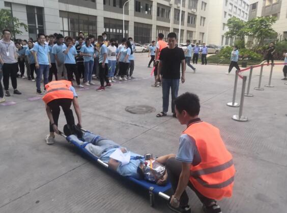 所有參演人員還學(xué)習(xí)了火場逃生疏散、人員救護(hù)、滅火器使用方法