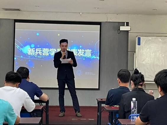 學(xué)員代表柯佳煒上臺發(fā)言