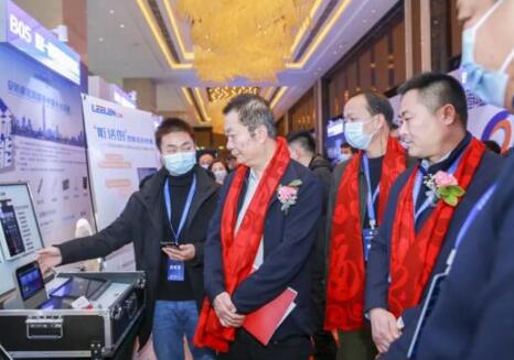 閃耀亮相丨湖北省安全技術(shù)防范行業(yè)協(xié)會(huì)會(huì)長(zhǎng)魏利一行蒞臨立林展位參觀