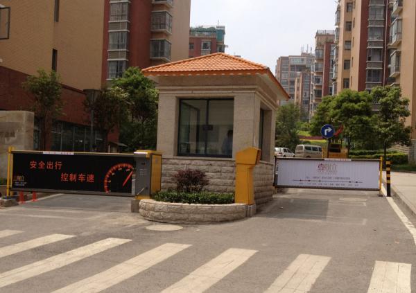 貴州圣泉流云花園廣告道閘案例 - 中出網(wǎng)-智能出入口與停車充電門戶