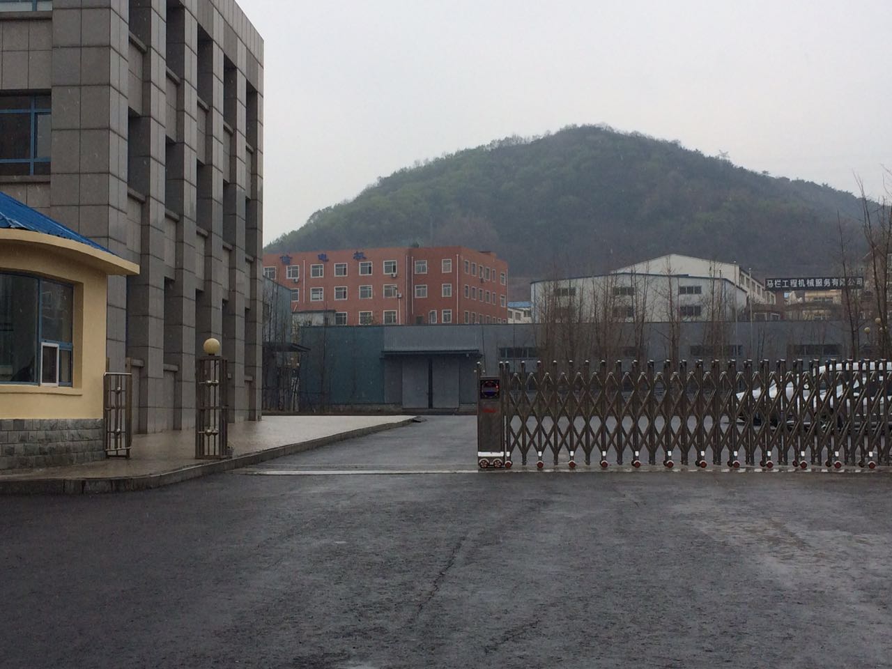 大連甘井子區(qū)棠梨溝灤壇科技公司電動(dòng)伸縮門案例 - 中出網(wǎng)-智能出入口與停車充電門戶