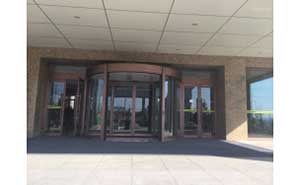 大連武警部隊兩翼自動旋轉(zhuǎn)門案例 - 中出網(wǎng)-智能出入口與停車充電門戶