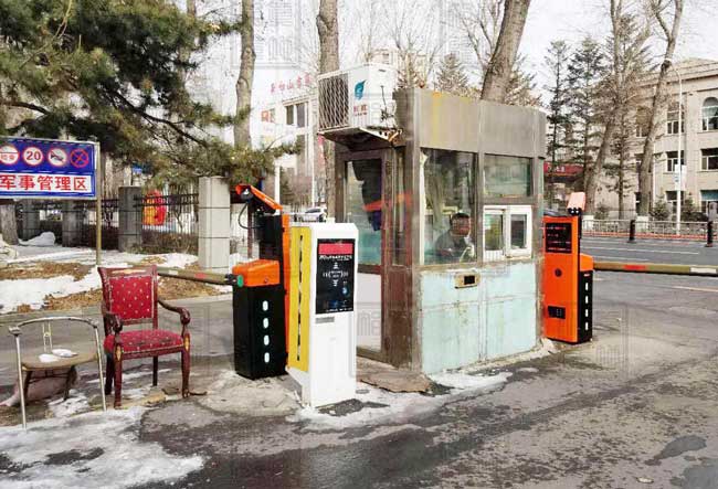 吉林省長(zhǎng)春市四六一醫(yī)院車(chē)牌識(shí)別一體機(jī)案例 - 中出網(wǎng)-智能出入口與停車(chē)充電門(mén)戶