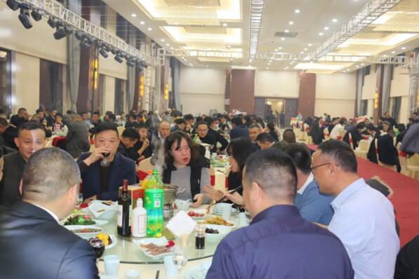 丹特斯再次感謝年會所有工作人員的辛勞付出！