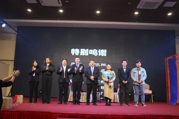 丹特斯再次感謝年會所有工作人員的辛勞付出！