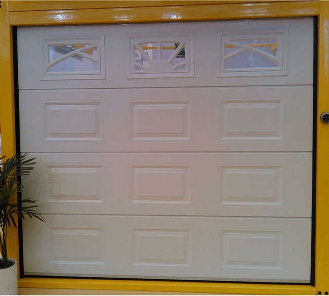 白色壓方樣式電動(dòng)車(chē)庫(kù)門(mén)