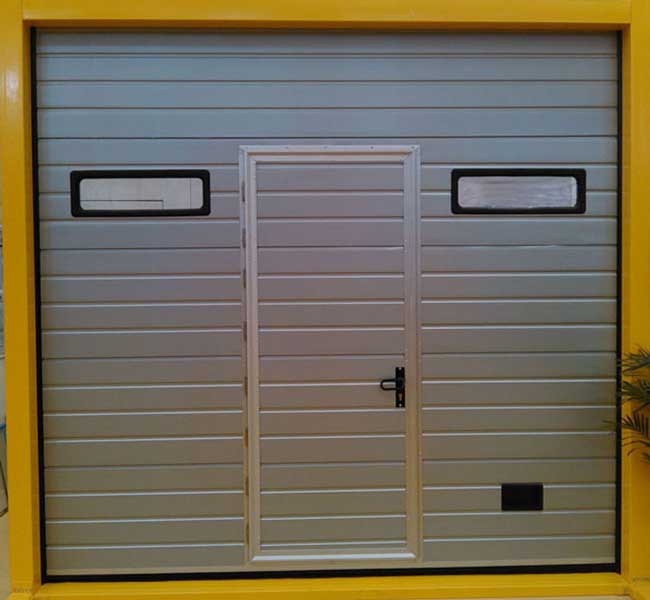 帶小門銀灰色長條車庫門