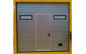 車(chē)庫(kù)門(mén) - 帶小門(mén)銀灰色長(zhǎng)條車(chē)庫(kù)門(mén)