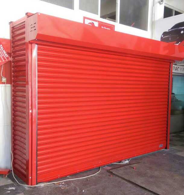 紅色鋼制防風(fēng)電動(dòng)卷簾門(mén)帶包廂