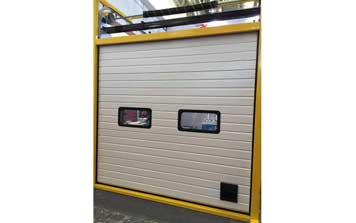 白色條形工業(yè)滑升門(mén)