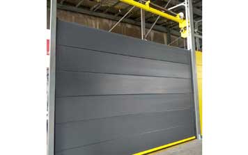 深灰色平面垂直滑升工業(yè)門(mén)